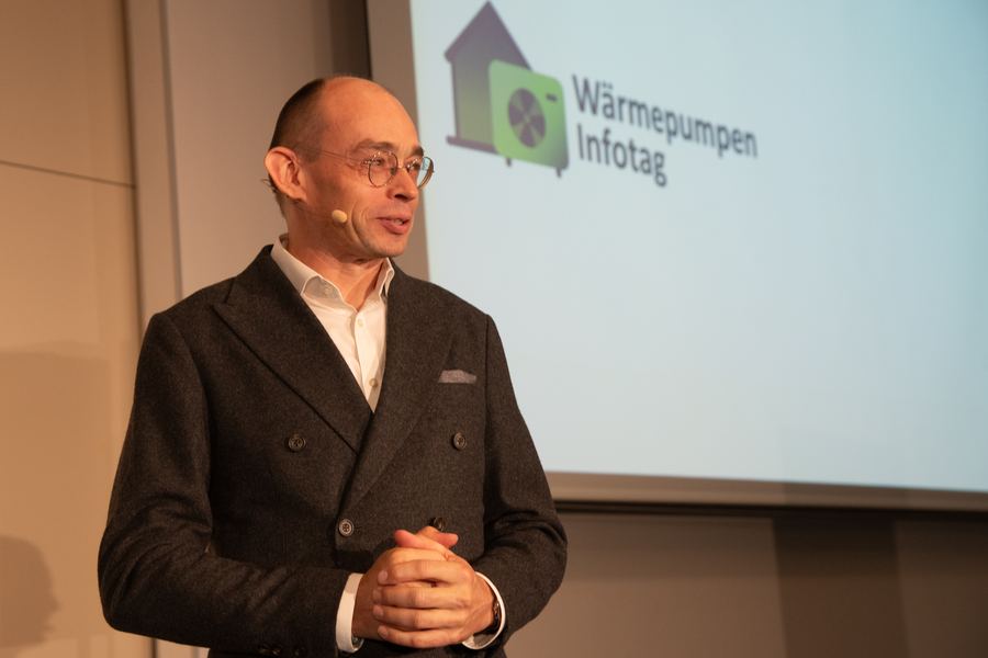 Dr. Marek Miara auf der Bühne beim Wärmepumpen-Infotag Bremerhaven